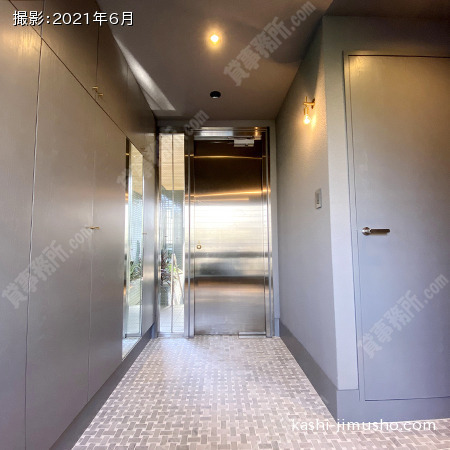 貸室入口(2-4階)