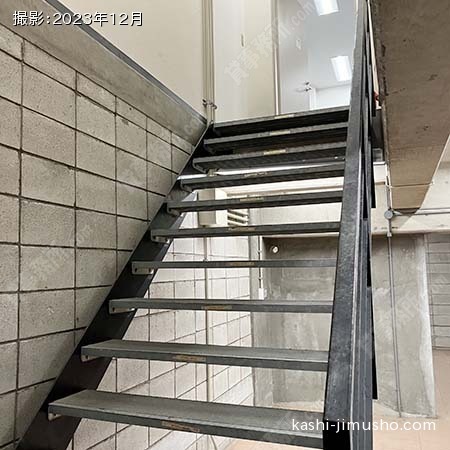 階段(地下1-2階)