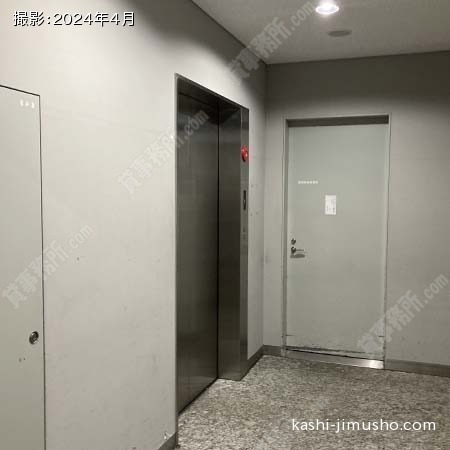 人荷用エレベーター