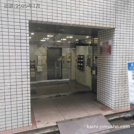 ビル入口前