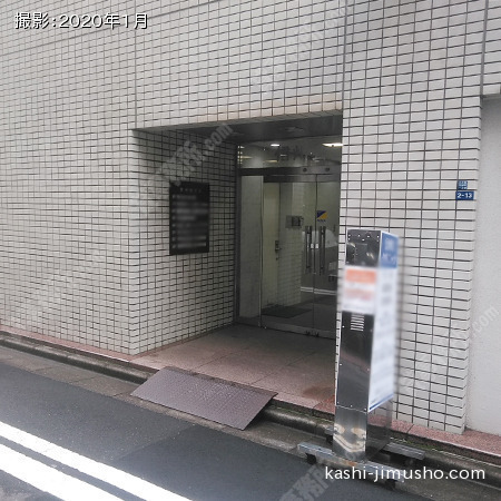 ビル入口前