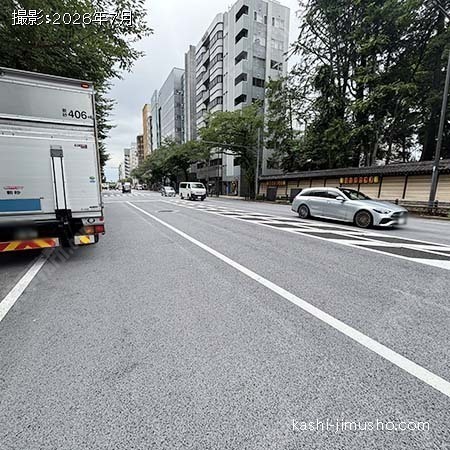 前面道路(靖国通り) 前面道路(靖国通り)