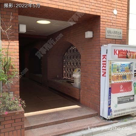 ビル入口前面