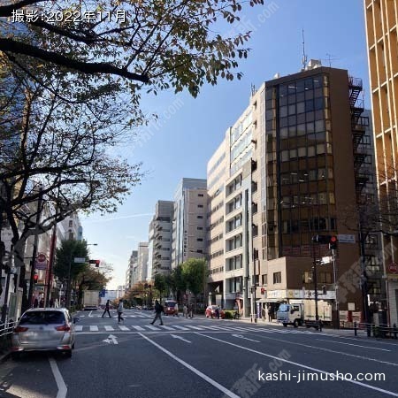 前面道路(靖国通り)