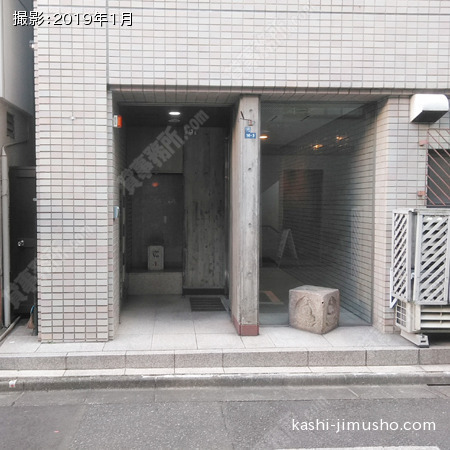 入口前面