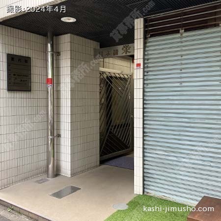 ビル入口前面