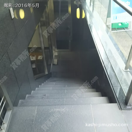地下フロアへの階段