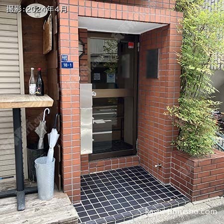 ビル入口前面