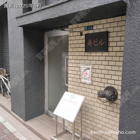 ビル入口前面