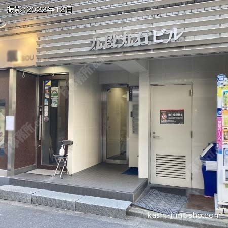 ビル入口前
