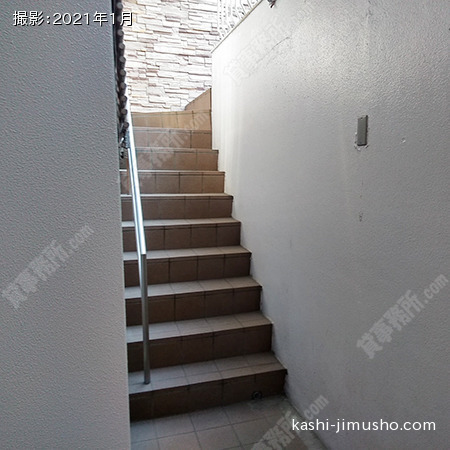 地下への専用階段