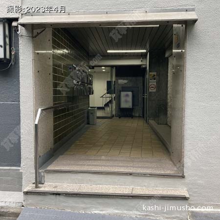 ビル入口前面