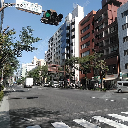 前面道路(靖国通り)
