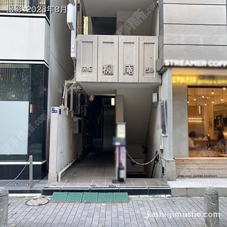 ビル入口前面