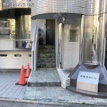 ビル入口前