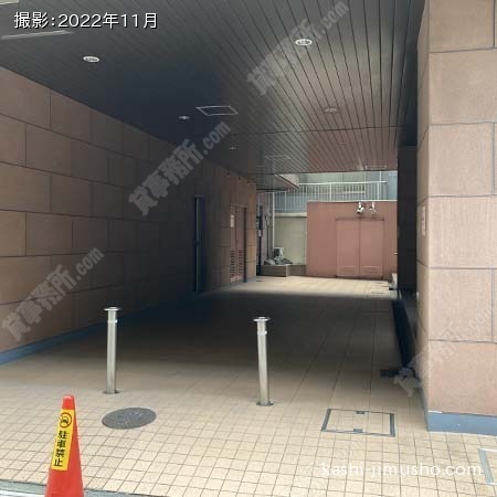 ビル入口前面