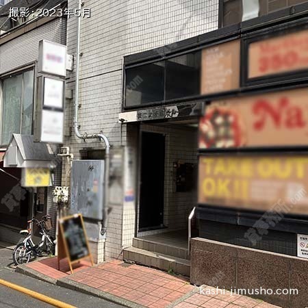 ビル入口前面