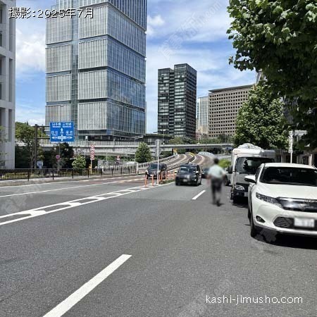 前面道路(青山通り)