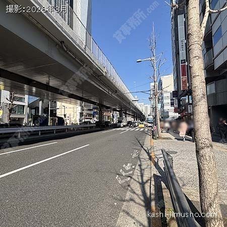 前面道路(六本木通り）