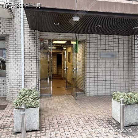 ビル入口前面