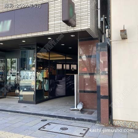 ビル入口前面