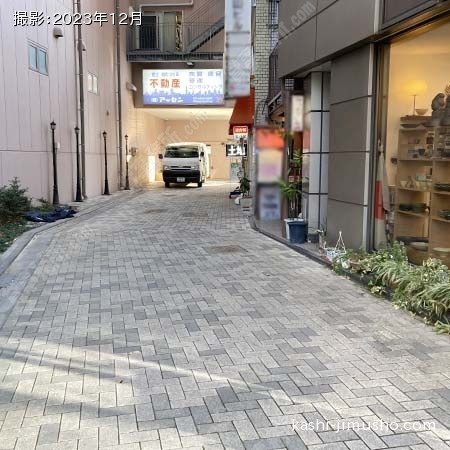 ビル入口前面