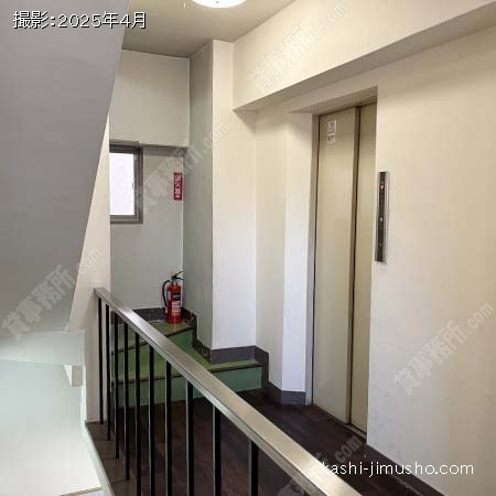 貸室階エレベーターホール