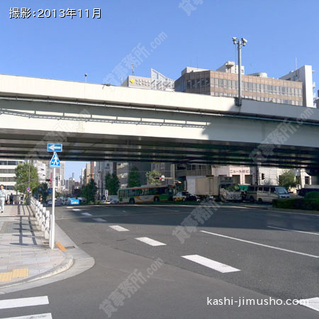 前面道路（靖国通り）