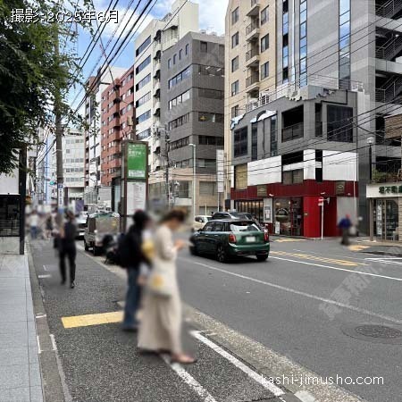 前面道路(骨董通り)