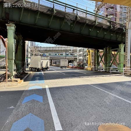 前面道路(靖国通り)