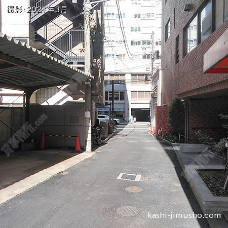 建物入口前