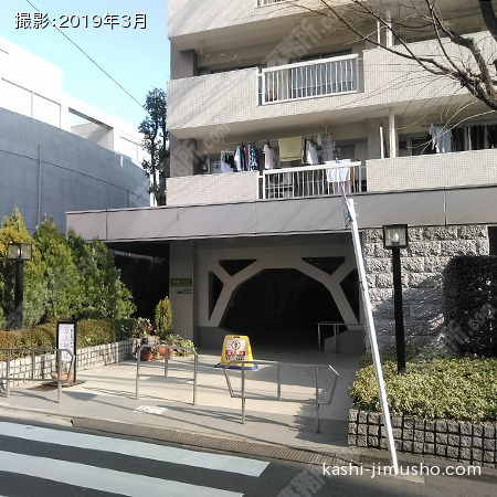 ビル入口前面