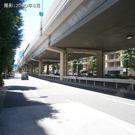 前面道路(六本木通り)