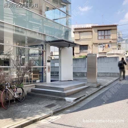 ビル入口前面