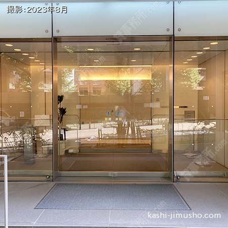ビル入口前