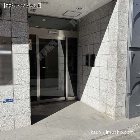 ビル入口前面