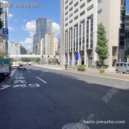 前面道路(桜田通り)