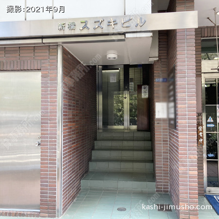 ビル入口前