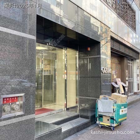 ビル入口前面