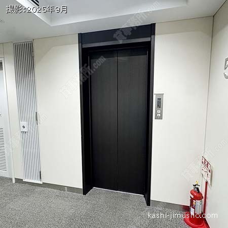 貸室階エレベーターホール