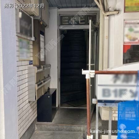 ビル入口前