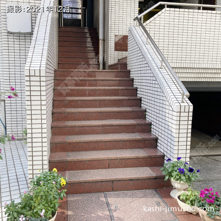 ビル入口前面