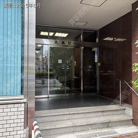 ビル入口前面