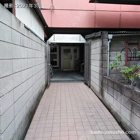通用口前