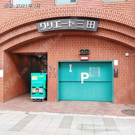 ビル入口前