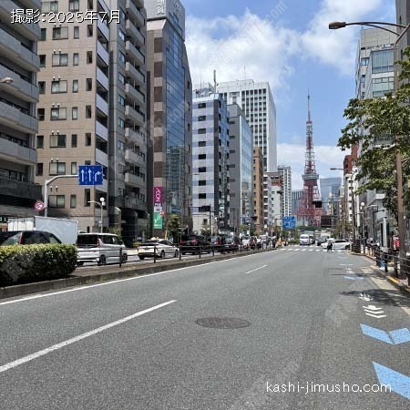 前面道路(桜田通り)