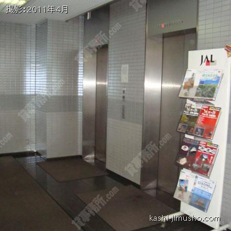 エレベーター前 