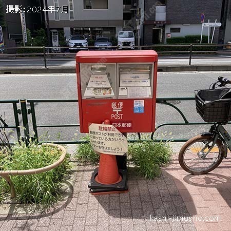 ビル近くの郵便ポスト