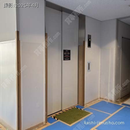 人荷用エレベーター