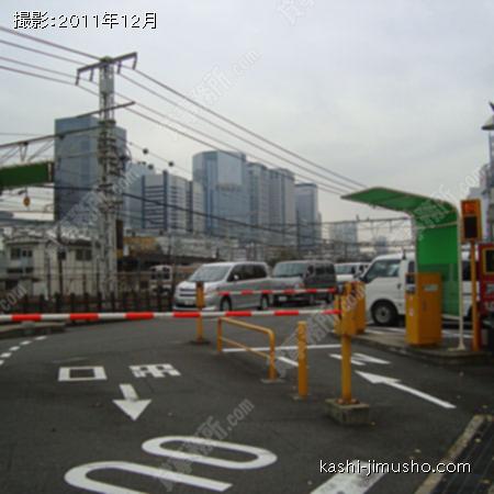 隣は時間貸し駐車場 